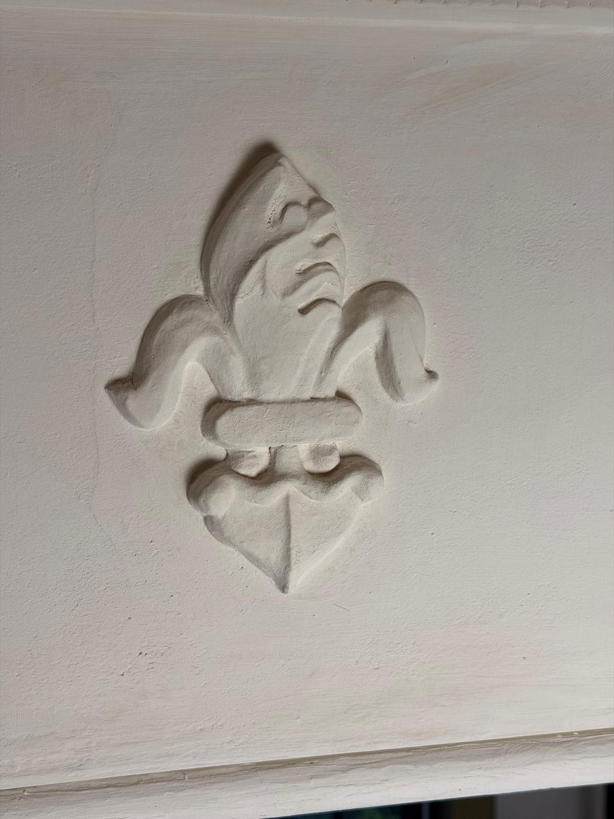 Plaster fleur-de-lis