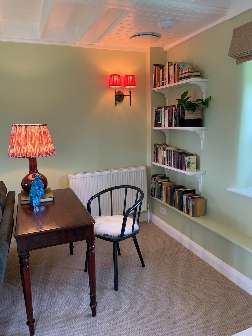 A writing desk and bookshelves in the sitting room