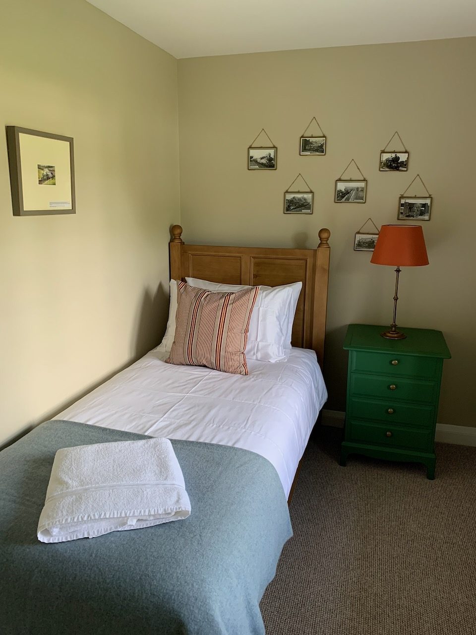 A single bedroom with a green chest of drawers